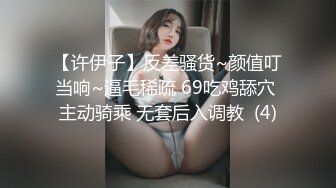 美妞按摩自己都能按摩得那么开心