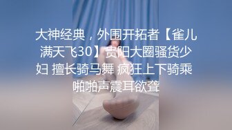 清纯学妹换衣服被偷拍，似乎有点性瘾 隔着内裤抠瘙痒的穴！