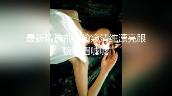 小哥哥给美熟女吃奶，真会吃把乳头拉的好高，呻吟不止，相互伺候，吃鸡鸡的手法和吃奶一样，用舌头挑逗勃起的鸡鸡